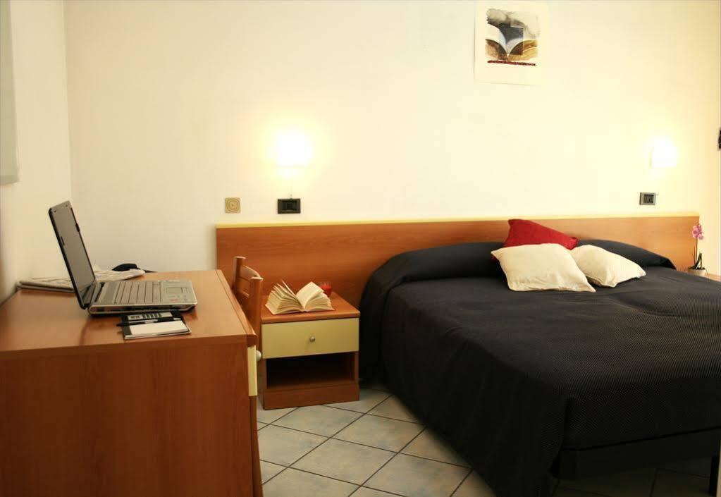 Residence Villa Dei Pini Rimini Ngoại thất bức ảnh